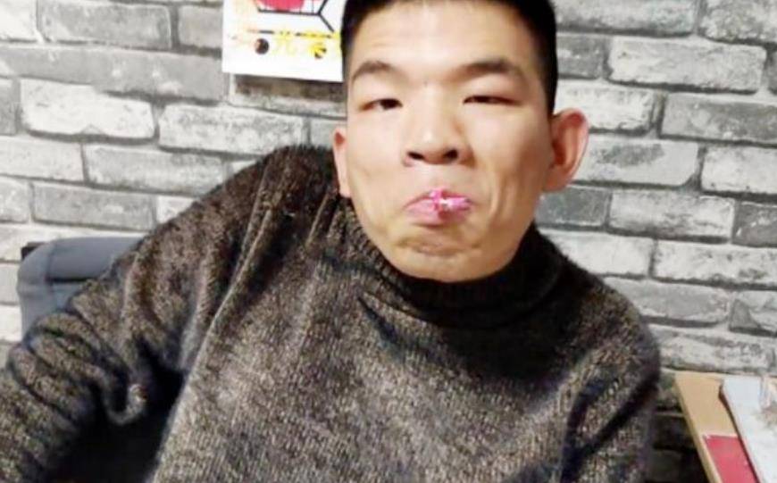 当年,那个用嘴折纸,一嚼一咽吐出世界纪录的脑瘫小伙,现状如何