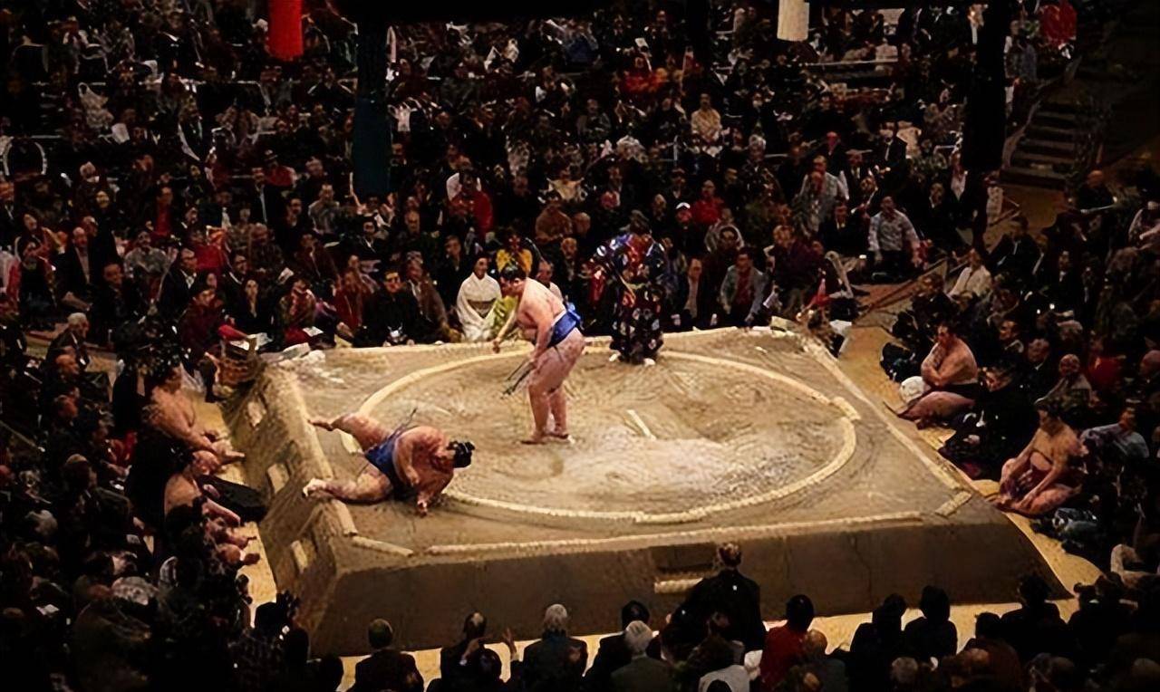 对参赛者的体重有限制,所以日本的相扑选手基本上都是一副肥胖的样子