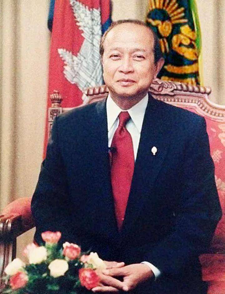 拉那烈亲王出生于1944年,他是祖母哥沙曼太后的心肝宝贝.