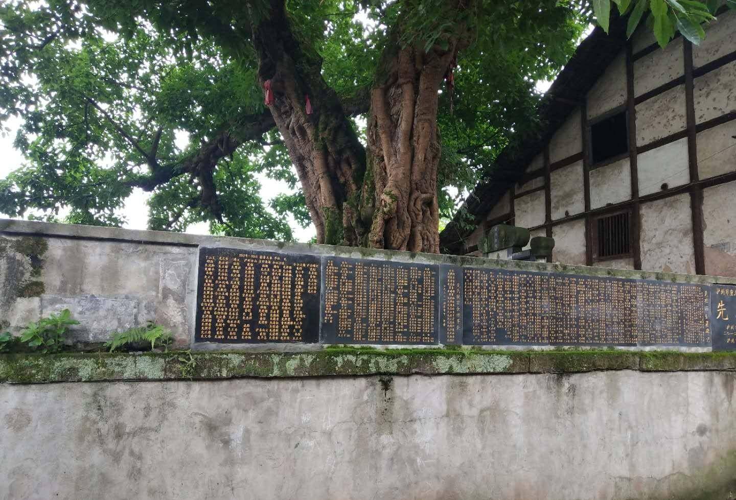 他留下遗嘱,死后葬于孝禅寺(广福寺)一侧,早闻晨钟,暮伴渔鼓,一心向佛