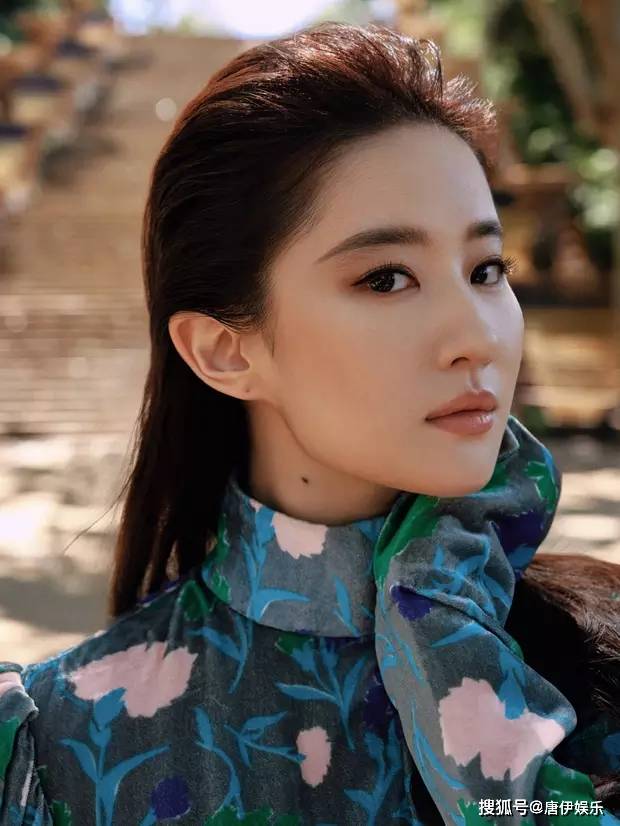 刘亦菲现身巴塞看秀,绿裙大背头酷飒迷人,侧颜精致秀发闪亮!