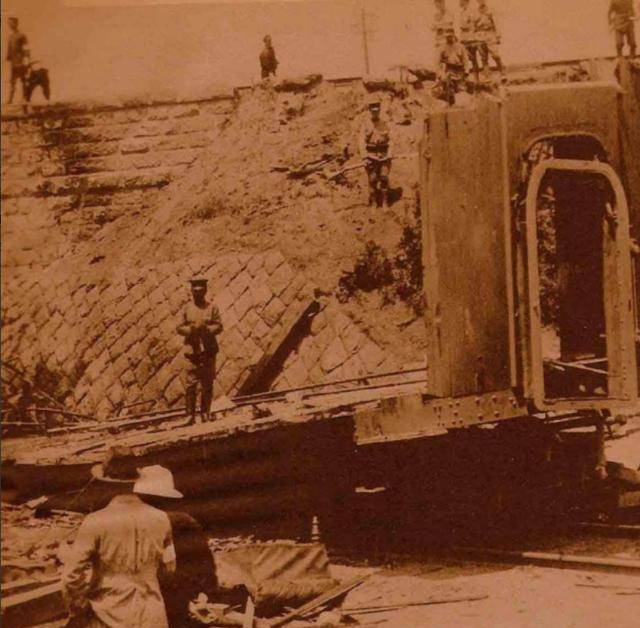 张作霖皇姑屯被炸现场:照片中出现一个不该出现之人