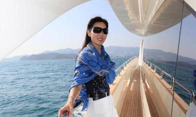 嫁给王健林生下了王思聪,揭开"国民婆婆"的神秘面纱_林宁_母亲_豪门