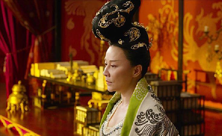 俗语:"窗户再大不是门,女人再强不是人",看似骂人,实则夸人