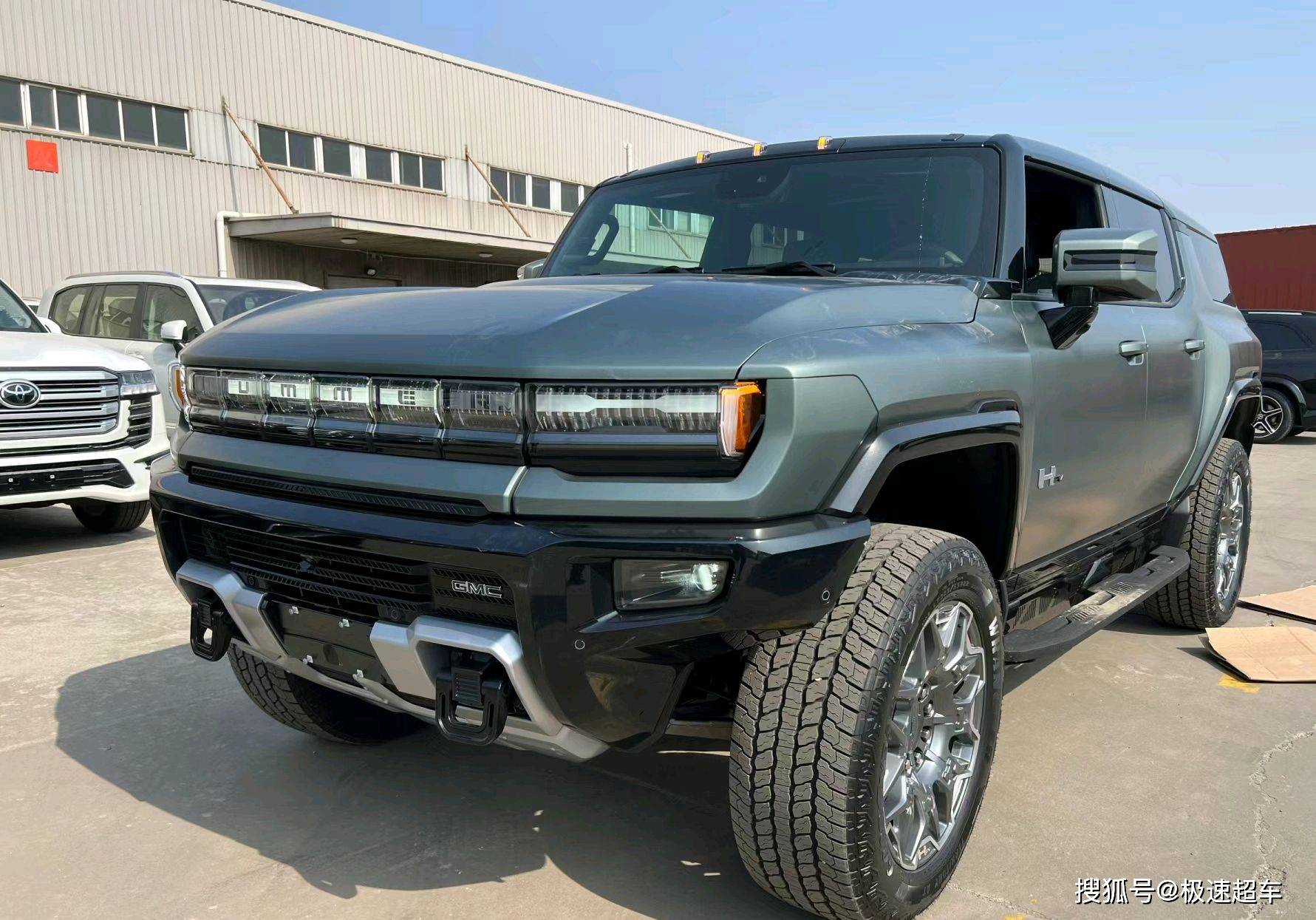 悍马ev纯电四驱越野车,外观硬朗,线条流畅,尽显越野本色.