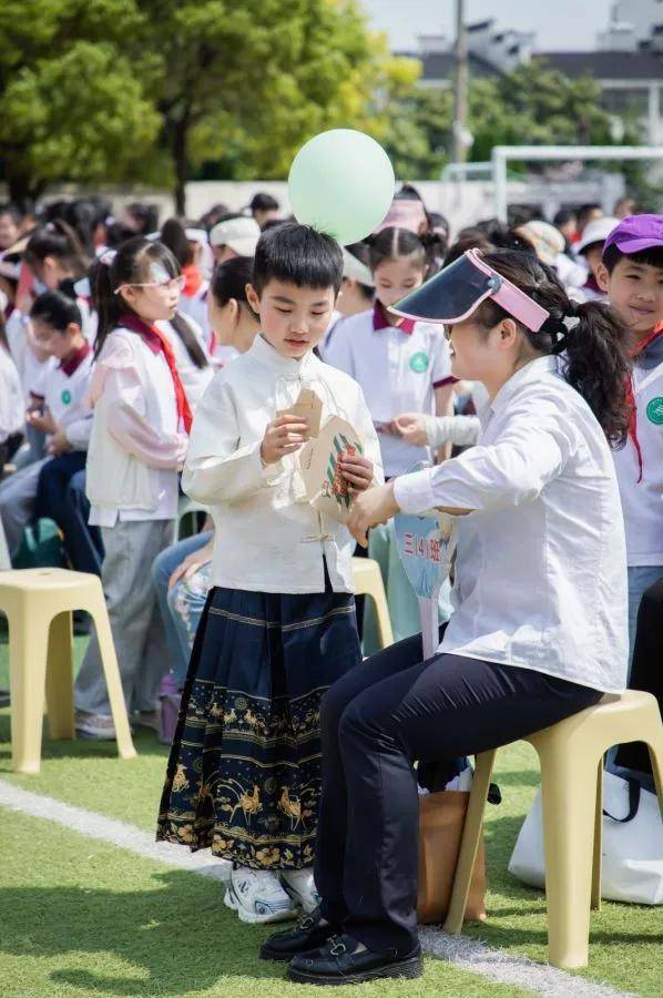 戴南中心小学举行三年级学生十岁成长礼仪式