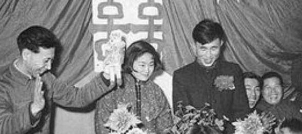 冯学永勤劳忠厚,李秀英勤俭持家,两个人十分甜蜜.