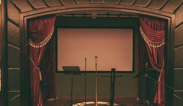 迫于生计,他扎入剧场从事了舞台设计行当,曾在上海福州路的天禅大舞台