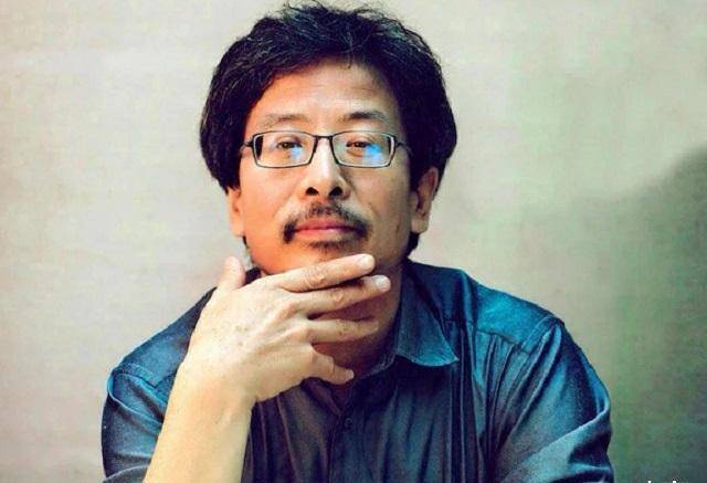 给大家介绍一位很厉害的画家,就是当代超写实主义油画的领军人物冷军