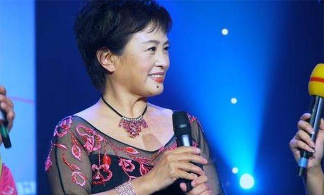 春晚神曲《回娘家》:爆红后,朱明瑛和丈夫在离婚的路上相谈甚欢