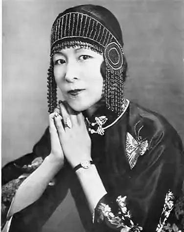 这之后,他先后娶了4位老婆,生活极度奢靡,也有了一些流言蜚语.