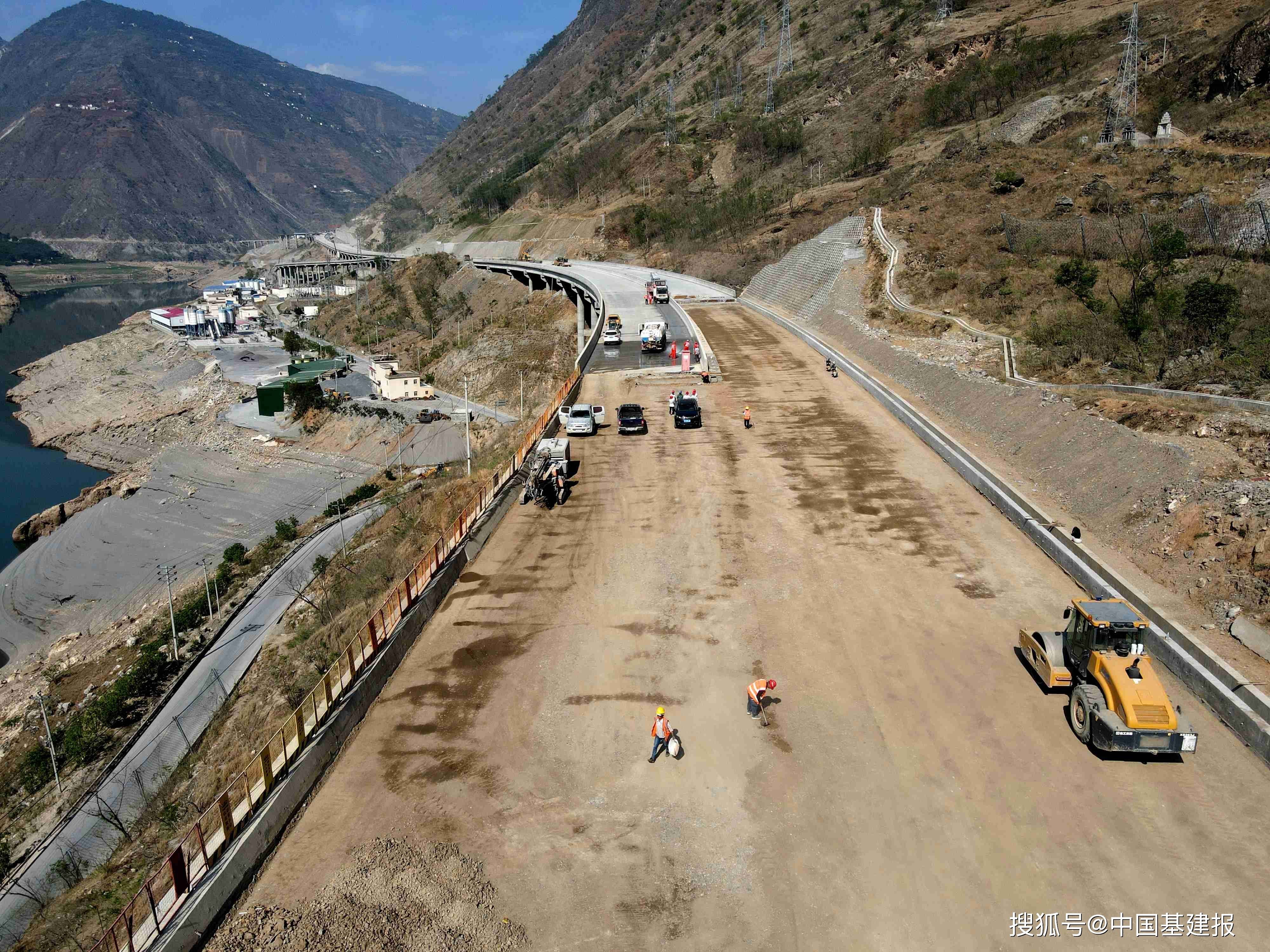 g4216沿江高速公路金宁4标全力确保先通段通车