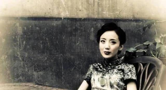 一次黄金荣和卢小嘉在上海荣记大舞台发生了冲突,两人的起因竟是一个