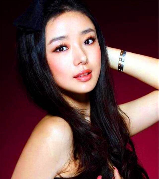 他欠下800亿逃跑出国,只带一女明星和61亿,亲爹下葬也