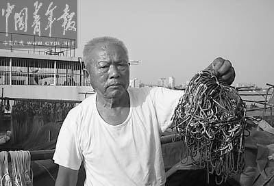 还记得表情包"梭哈老人"吗?看着十分喜庆,背后的故事是场悲剧