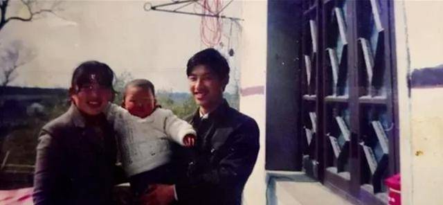 养父扛煤气罐供弃婴成博士,2011年生母拿50万欲认回,结局如何?