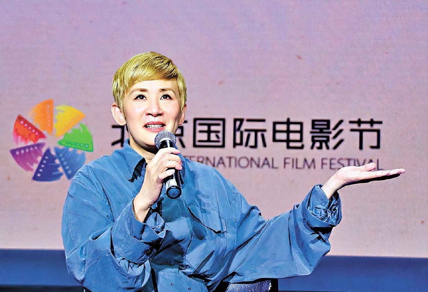 吴君如为黄伟文庆生,穿黄卫衣留精致短发,58岁依然不显老气