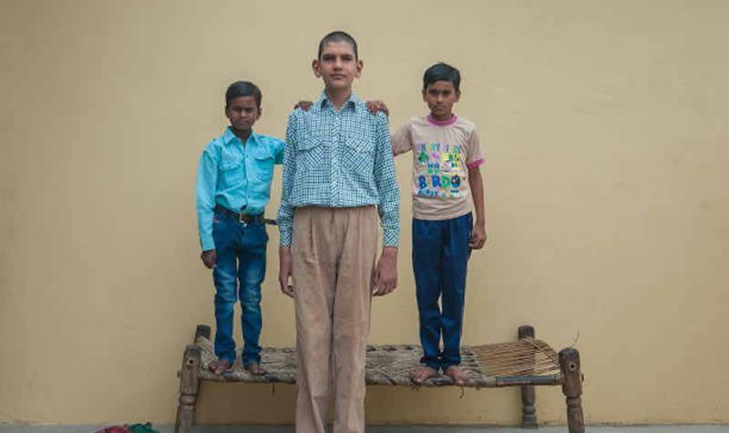 印度8岁男童身高1米98,长大后想打篮球,他为啥能长这么高