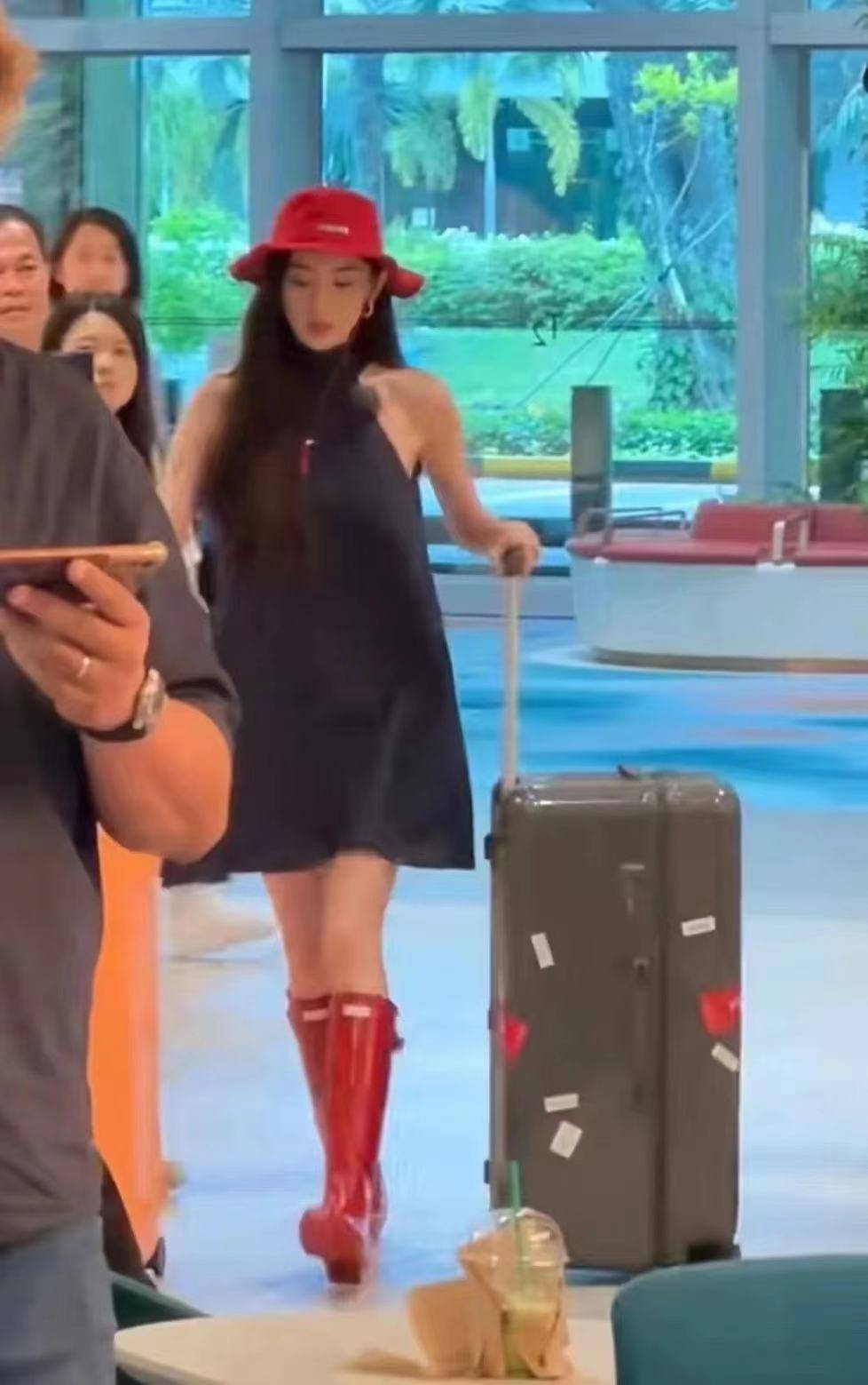 娜扎度假穿这样！直接硬控路人眼球十秒-娜扎生活穿搭