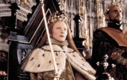 随后,"幸运的王冠"最终掉落在伊丽莎白的头上,此时的伦敦街头,人们载