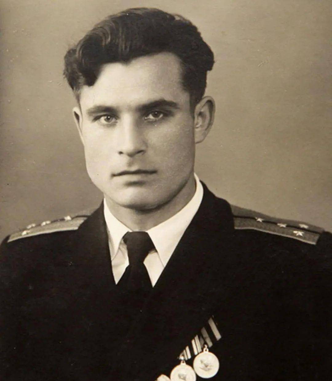 他在会上首次披露了发生在b-59潜艇内部的这场危机,也让"瓦西里·阿尔