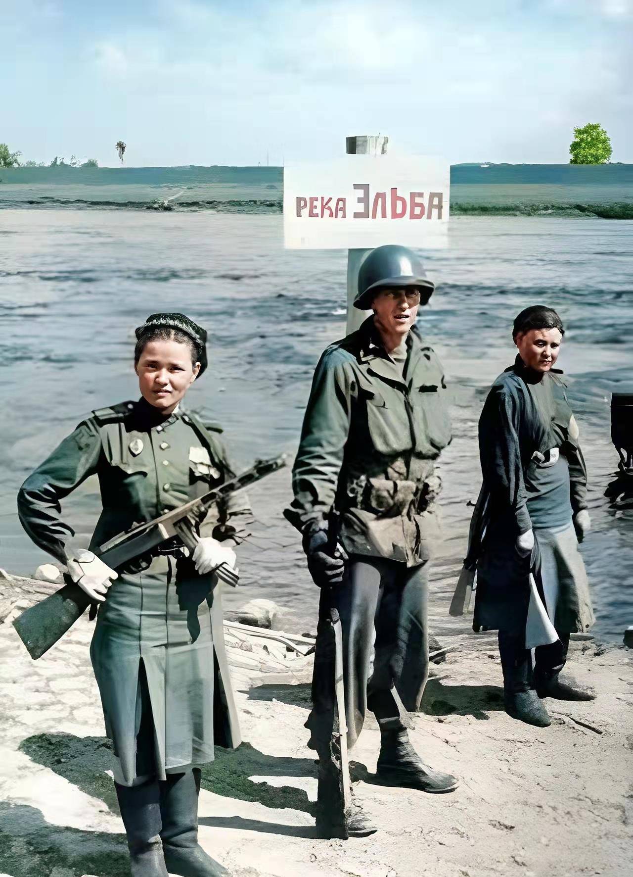 二战老照片:德军用闪电战53天占领巴黎,黑人士兵惊恐看着镜头