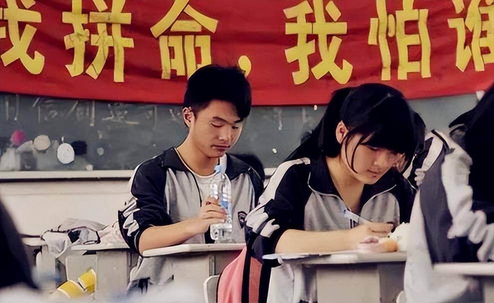 事实上,这位仅16岁的女中学生已经被中国科技大学少年班录取,计划在