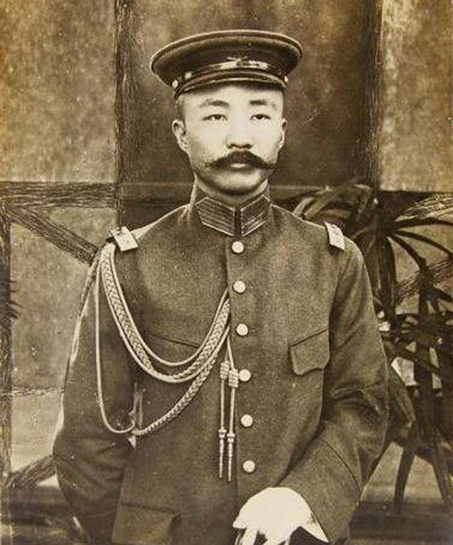 这一次他并不像以往的吹嘘,而是拿出了自己和妻子的照片.