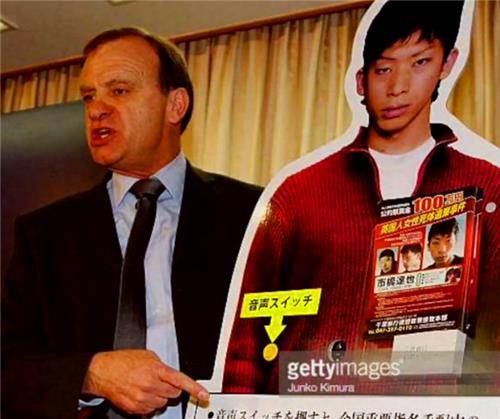 在市桥的阳台上,放着一个堆满沙土的浴缸,当办案人