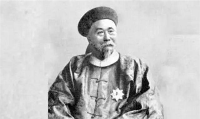 此人见地面上的青草颜色异常,命人用热汤灌入,随后惨叫声四起_曾国藩