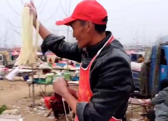 拉面哥走红一个月后,有多少人看清了,他不懂这个时