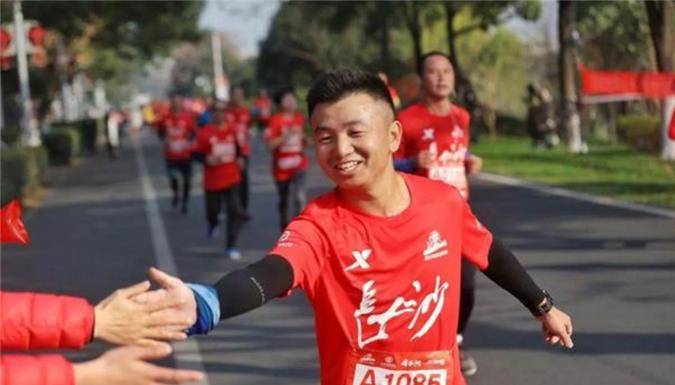 特步创始人丁水波:8岁辍学,曾在路边炸油条为生,如今年入60亿