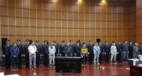 被捕时成亿万富豪,还娶了4位妻子生了12个子女_石二群_张国锋_刘招华