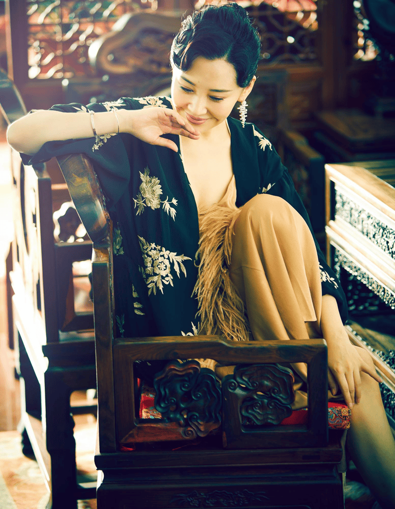 55岁未婚未育的许晴,终于含泪承认:如果他还在,我早就