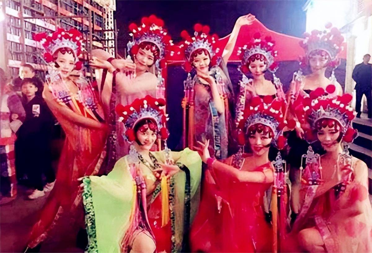 纪实穿比基尼的"京剧"算是国粹吗?老人不敢正视,年轻人瞪大眼