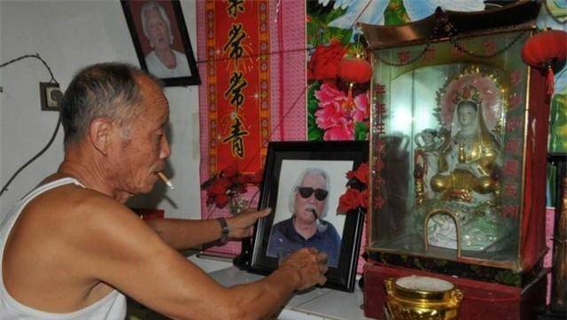 成龙父亲葬礼:房祖名伤心,林凤娇跪拜,成龙同父异母哥哥没到场