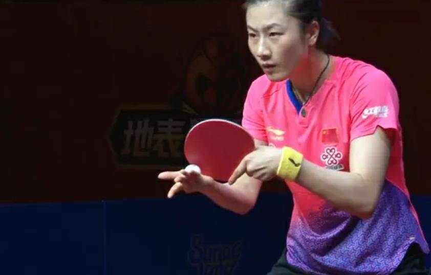 击球落点更是独树一帜,例如当今乒坛来说,丁宁的下蹲砍式发球,也是