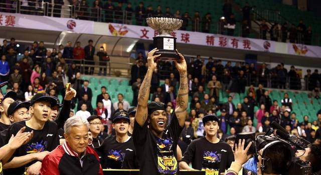 辽宁男篮夺冠:刷新4项纪录!超越北京,横扫对手,辽篮蝉联新疆亚军数