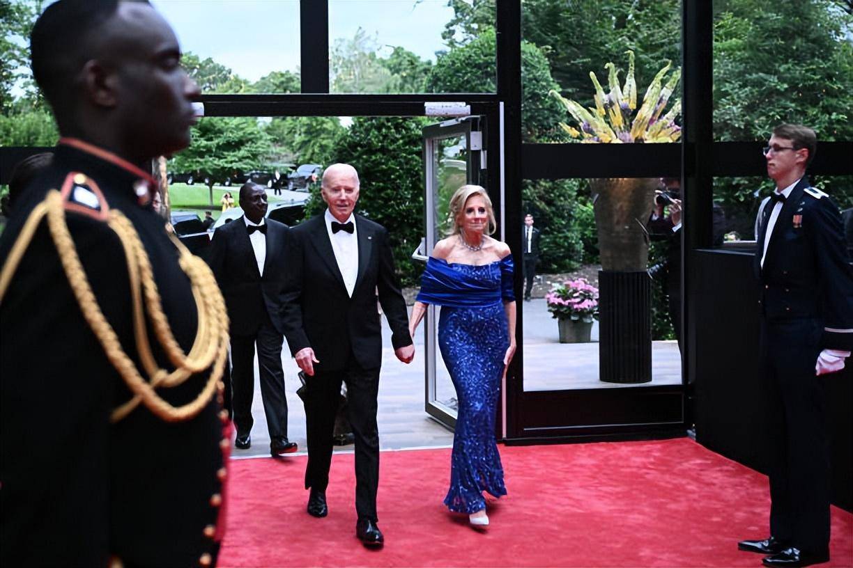 和拜登夫人同框的时候就能明显感觉出来了,吉尔的这条蓝裙显得身材