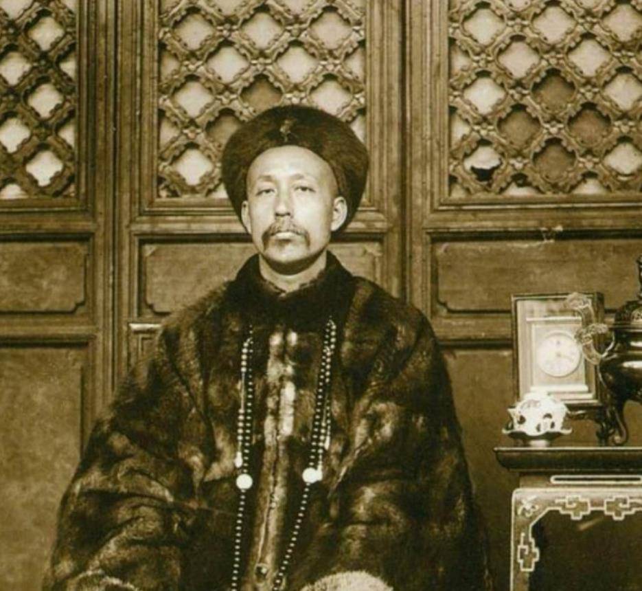 晚清老照片:目光呆滞的边疆女子,气宇轩昂的朝廷大臣!