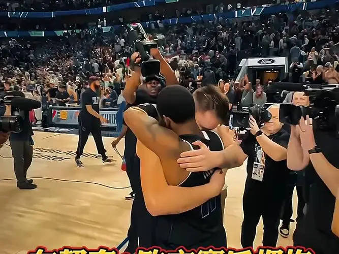 战犯!爱德华兹赛后自责落泪,欧文东契奇激情拥抱