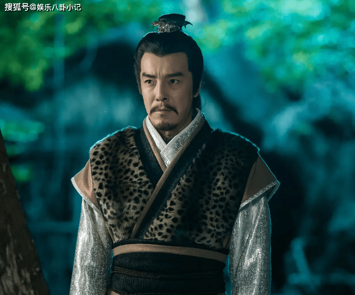 比如:在《刀锋1937》,中饰演靠吃软饭过活的"白相人"唐维特;在《风声