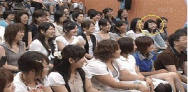 日本"诡异歪头姐"照片,别再害怕了,网友合力找出破绽