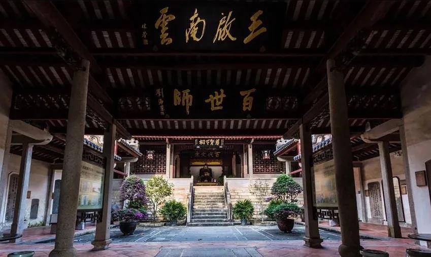 除了祠堂,潮汕精神的体现还在于港片中经常出现的一个词——"潮汕帮"