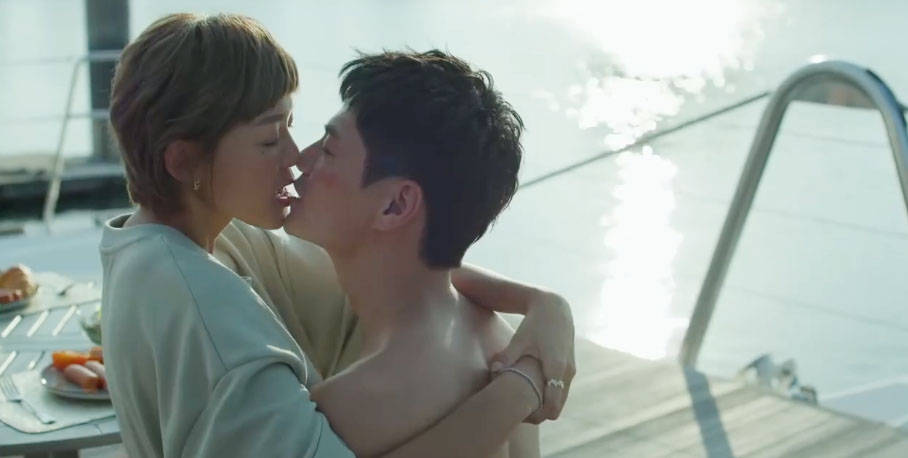 香港女星孕期拍亲密戏被指撞样郭少芸,老公控诉:为何亲这么久!