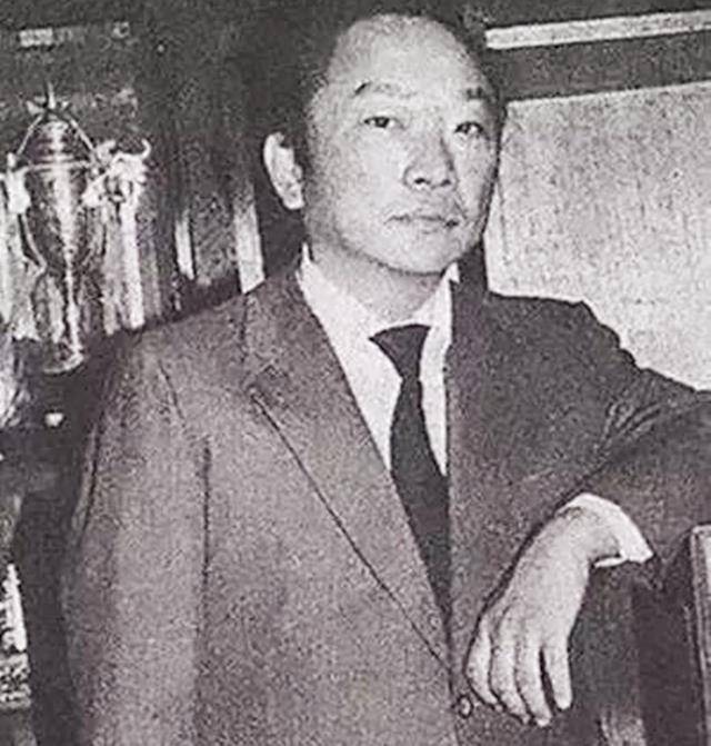 浑身刀疤一生风流,宁死要喝酒,古龙一生没离开过江湖,女人,酒