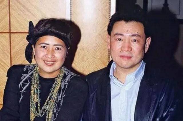 刘銮雄身家千亿却避税,关300家公司套现500亿,妻女早已是外国籍