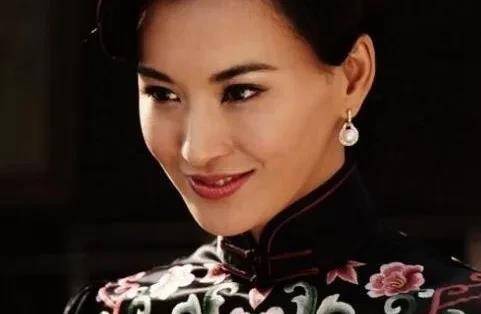 关于说杜月笙与筱兰英有关系,我觉得就是无稽之谈了,筱兰英当时已经五