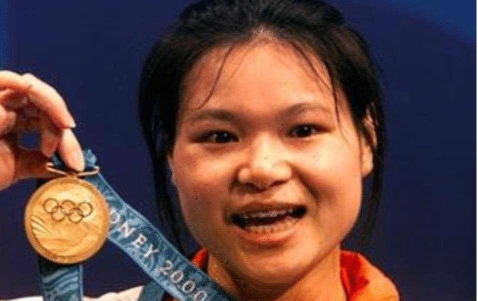举重冠军陈晓敏:11次打破世界纪录,为何128万卖掉奥运