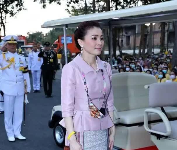 西拉米回归定了!王室官网重新介绍她个人徽印,诗丽吉真是爱孙子